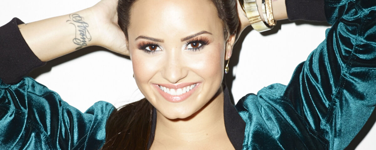 Demi Lovato using NYC colours mascara