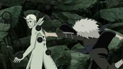 Tobirama verwendet das Hiraishin no Jutsu, um Obito auf dem Schlachtfeld zu überraschen