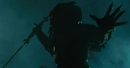 Wolf con su Combistick preparado para enfrentar al Predalien