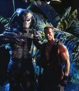 Ff00da5ab1f588dd79324eb474b0884f3b6a6f8br1-559-640v2 hq.jpg (58 kB) Kevin Peter Hall (El Depredador) en una foto con Arnold Schwarzenegger