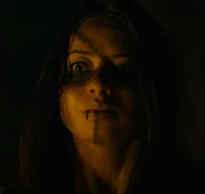 Naru observando placenteramente como el Feral Predator decapita a Big Beard