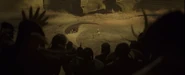 La multitud del clan del desierto observando a los nuevos combatientes.