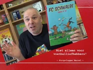 DeStripvlogger1.jpg (55 kB) Marcel samen met stripalbum FC Schwalbe