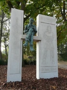 Johan op een beeld naast "zijn geestelijke vader", Karel Biddeloo.