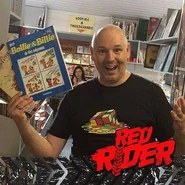 StripvloggerRedRider.jpg (43 kB) De Strip Vlogger op de foto met het Red Rider logo op Facebook