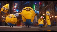 『怪盗グルーのミニオン超変身』吹替版予告映像<7月19日(金)全国公開> 1-10 screenshot (1).png (2.62 MB) Mega Minion Dave (middle) with a peace sign