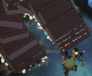 Shuji es derribado por la estanterfa