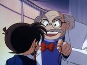 Il professor Agasa consegna a Conan il cambio di voce