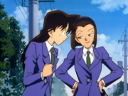 Sonoko convenciendo a Ran para ir a la fiesta de san valentin