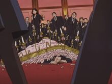 Los invitados descubren a Shigehiko Nomiguchi muerto