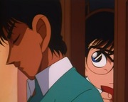 Conan usando a Heiji para resolver el caso