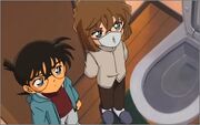 Conan y Haibara se disponen a buscar en el baño