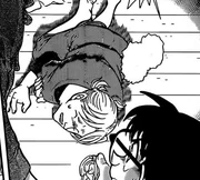 Sumika herida en el suelo por la mujer de rojo