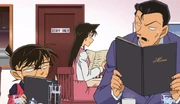 Conan y Kogoro espiando a Ran