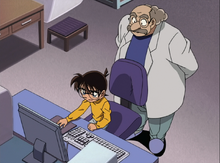 Conan y el profesor Agasa leyendo el diario de Itakura