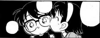 Ayumi besa a Conan