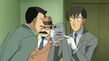Takagi examina el libro sobre el inframundo