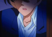 Shinichi irrumpe en el despacho de Isao
