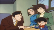 Noboru le da un caramelo a Conan