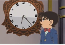 Conan le revela a Senma que la respuesta al acertijo está en el reloj del salón.