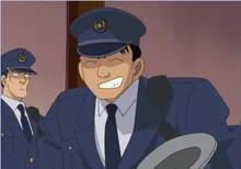 Kaito logra infiltrarse en la torre disfrazado del policía Yoichi Sensui.