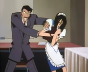 Kogoro forcejea con Eiko para ocultar las notas