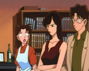 Hitomi Iwai buscando el libro