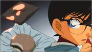 Conan resolviendo el veneno en hamburguesa