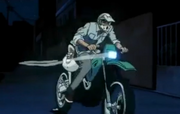 Heiji conduciendo en moto