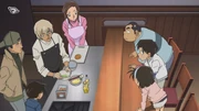 Amuro enseñando al hombre, a Azusa y a la Liga Juvenil de Detectives cómo hace sus bocadillos.