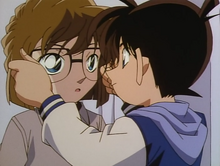 Conan le pone sus gafas a Ai