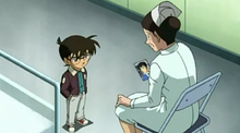 Conan interroga a una enfermera sobre Eisuke Hondou