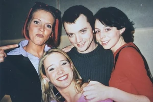 Miguel Wiels met Karen, Kristel en Kathleen, de originele K3, in 1998.