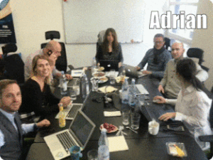 Adrian zeigt auf Dinge.gif