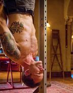 Jonny Lee Miller exercising on Elementary