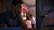 Dexter en su escritorio.