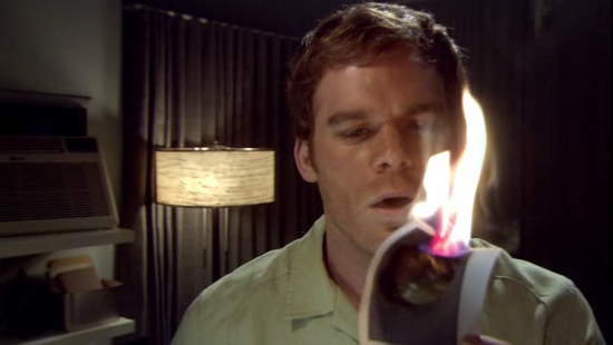 Dexter le prende fuego a la fotografía.