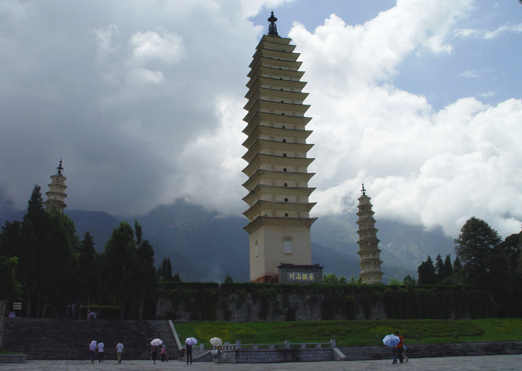 Храм дали. Chongsheng three Pagodas. Dali Pagodas. Три пагоды в дали. Пагода сооружение в тумане.