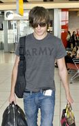 Zac-efron-heathrow-diesel-jeans-4