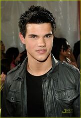 Taylor-lautner-demi-lovato-2009-kids-choice-awards-10