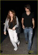 Miley-cyrus-justin-gaston-mos-diner-11