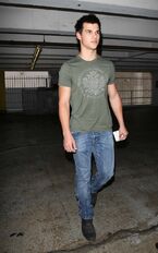 Taylor-lautner-051810-8