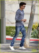 Zac-efron-quick-stop-05