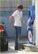 Zac-efron-audi-gas-station-07