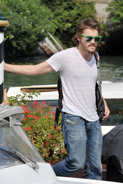 emile hirsch into the wild glasses