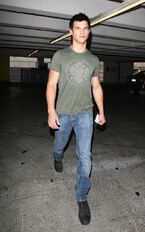 Taylor-lautner-051810-3