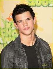 Taylor-lautner-demi-lovato-2009-kids-choice-awards-07