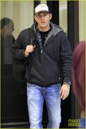 Jensen-ackles-airport-07