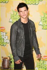 Taylor-lautner-kids-choice-awards-01