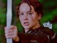 ... dann gibt Katniss Cato den Gnadenschuss, als dieser von den Mutationen langsam zu Tode gequält wird ...